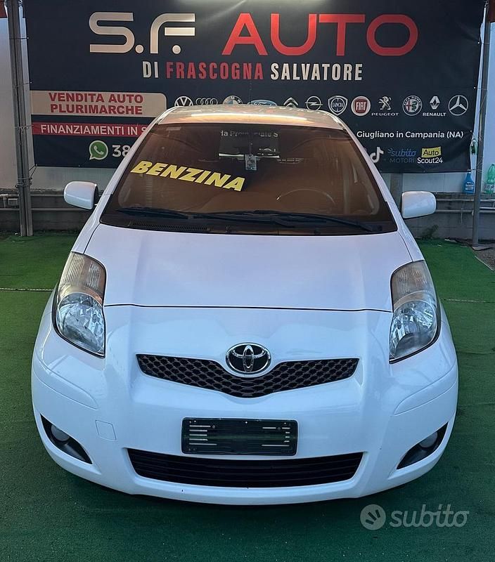 Bianco Usata 2010 Toyota Yaris Tre volumi | 3500 € (Buon prezzo) - Immagine 1/4