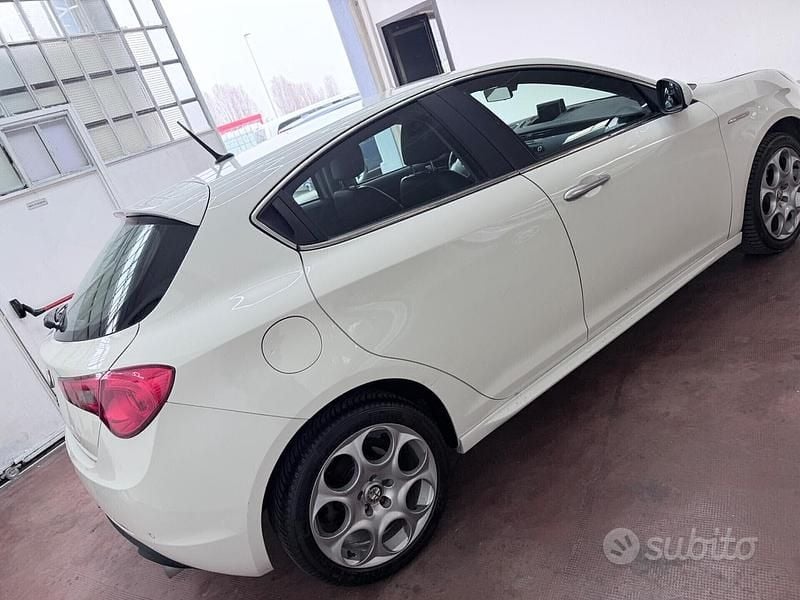 Usata Alfa Romeo Giulietta Exclusive 170 CV (125 kW) 2012 Bianco Utilitaria