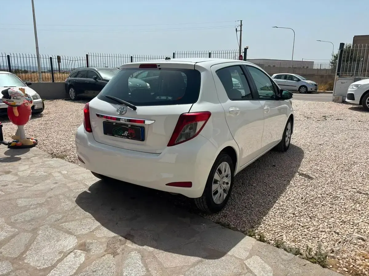 Usata Toyota Yaris Lounge 69 CV (50 kW) 2013 Bianco Utilitaria