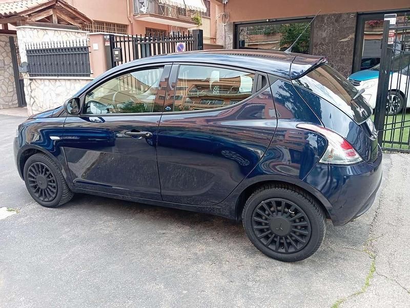 Usata Lancia Ypsilon Silver 69 CV (50 kW) 2018 Blu/azzurro Utilitaria