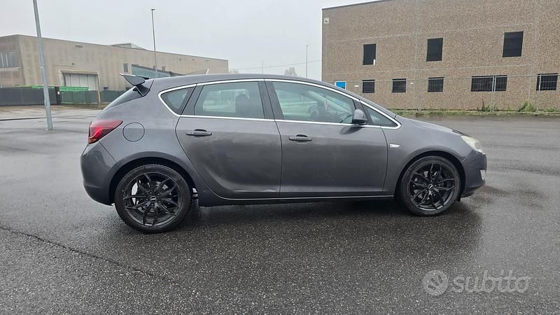 Usata Opel Astra Cosmo 110 CV (80 kW) 2011 Marrone Berlina