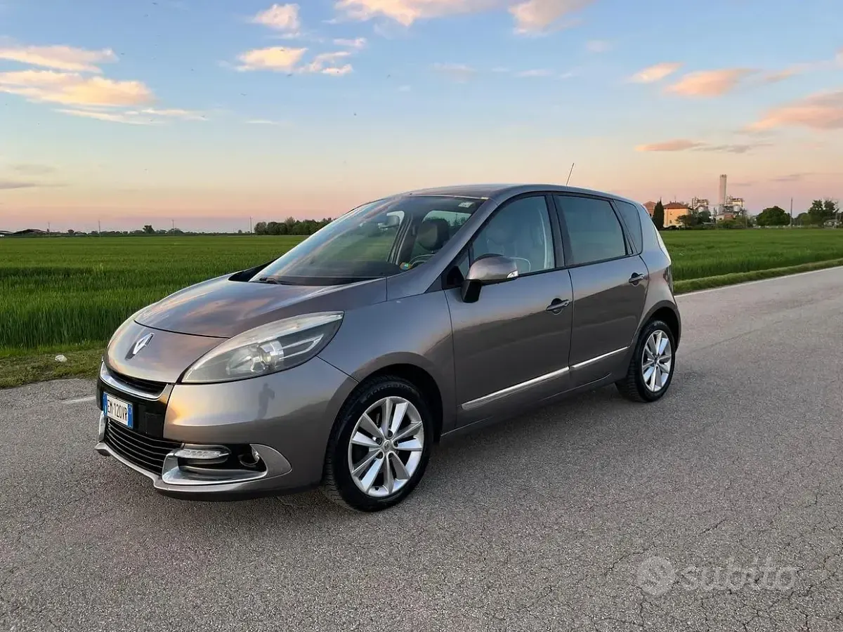 Usata Renault Scénic III XMOD 110 CV (80 kW) 2012 Grigio Monovolume