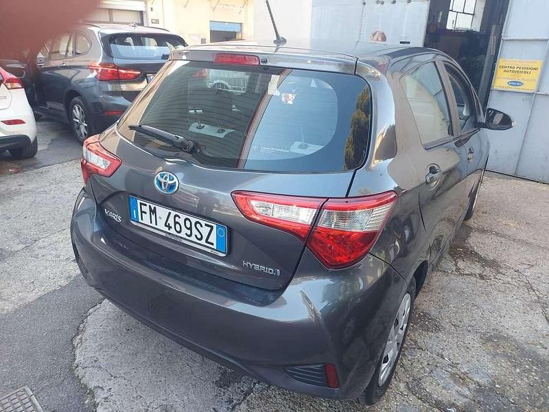 Usata Toyota Yaris 101 CV (74 kW) 2017 Grigio Berlina