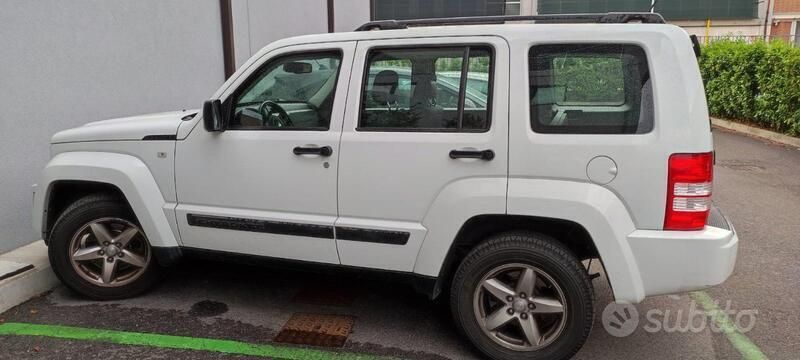 Bianco Usata 2011 Jeep Cherokee SUV | 10.000 € (Cara) - Immagine 1/4