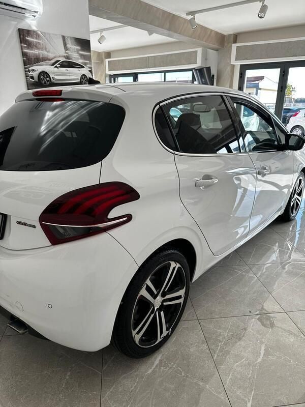 Usata Peugeot 208 GT-line 110 CV (80 kW) 2016 Bianco Utilitaria