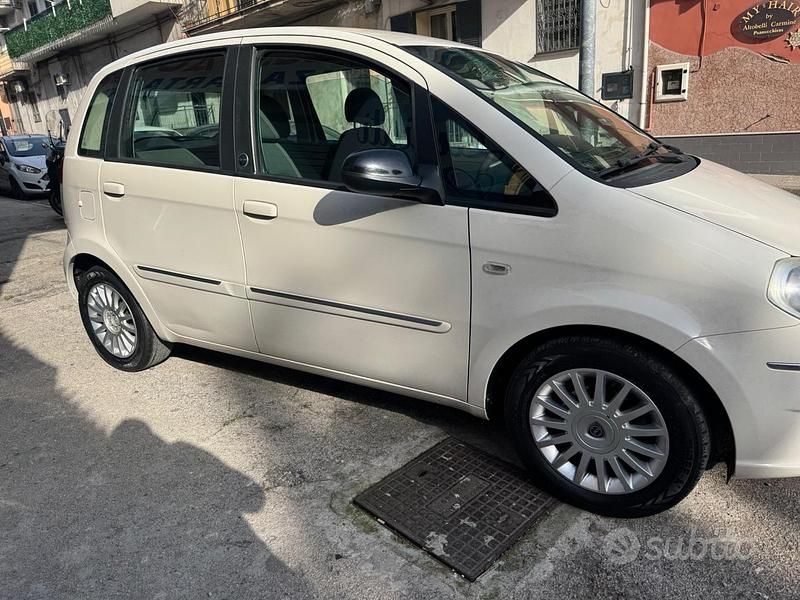 Usata Lancia Musa Gold 78 CV (57 kW) 2012 Bianco Monovolume