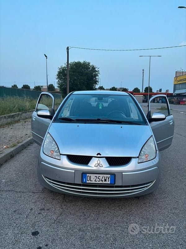 Grigio Usata 2005 Mitsubishi Colt Berlina | 2450 € (Buon prezzo) - Immagine 1/4