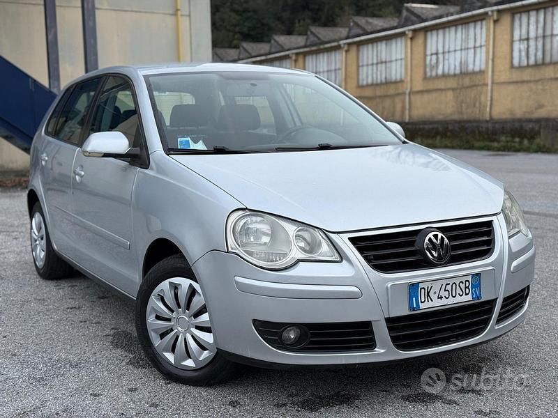 Grigio Usata 2008 VW Polo Tre volumi | 3900 € (Buon prezzo) - Immagine 1/4