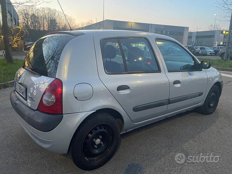 Usata Renault Clio II 65 CV (47 kW) 2004 Grigio Berlina