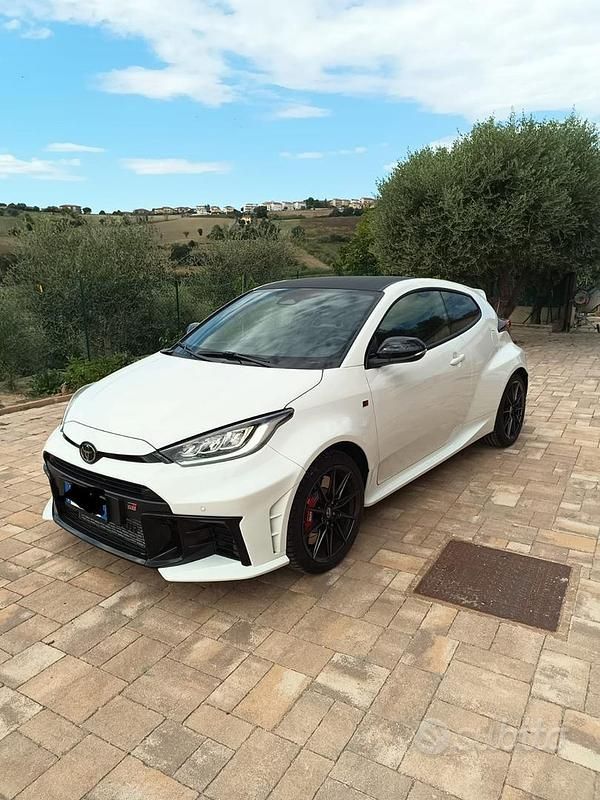 Usata Toyota Yaris 280 CV (205 kW) 2024 Bianco Utilitaria