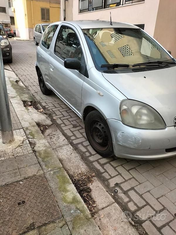 Begagnad Toyota Yaris 68 HK (50 kW) 2000 Grå Sedan
