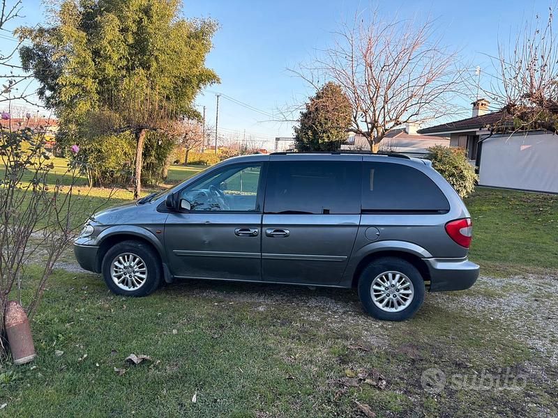 Grigio Usata 2006 Chrysler Voyager Monovolume | 1500 € - Immagine 1/4