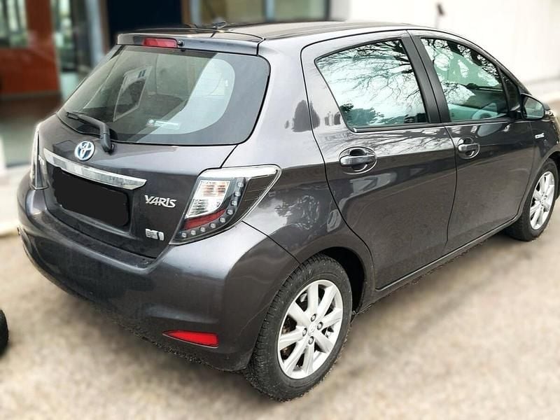Usata Toyota Yaris Hybrid Lounge 75 CV (55 kW) 2014 Grigio Berlina