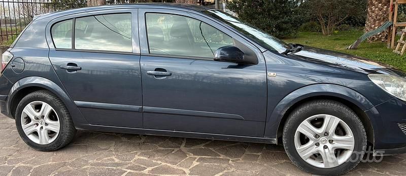 Usata Opel Astra 110 CV (80 kW) 2009 Blu Berlina