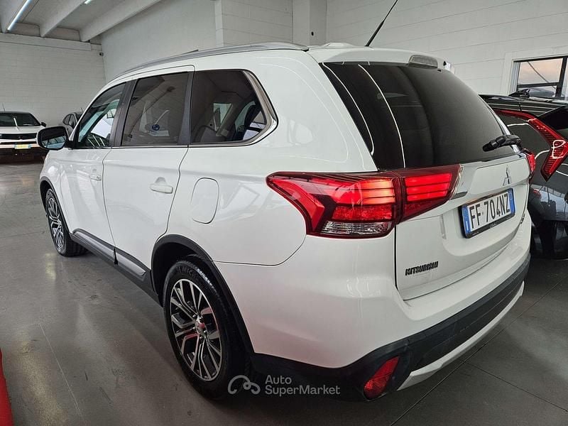 Usata Mitsubishi Outlander Instyle 150 CV (110 kW) 2016 Bianco perla SUV
