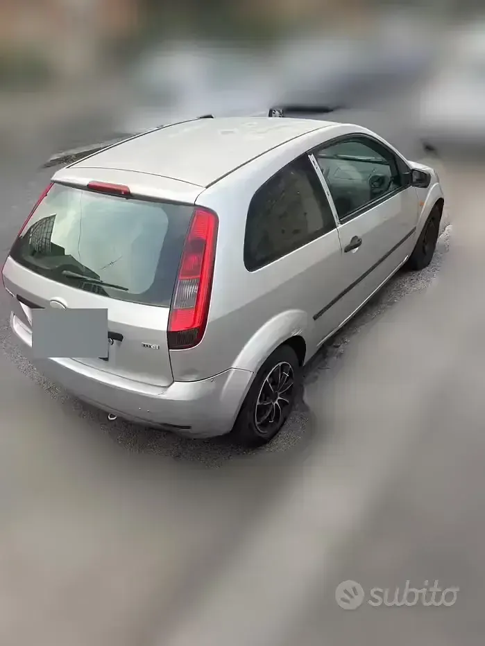 Usata Ford Fiesta 68 CV (50 kW) 2004 Grigio Utilitaria