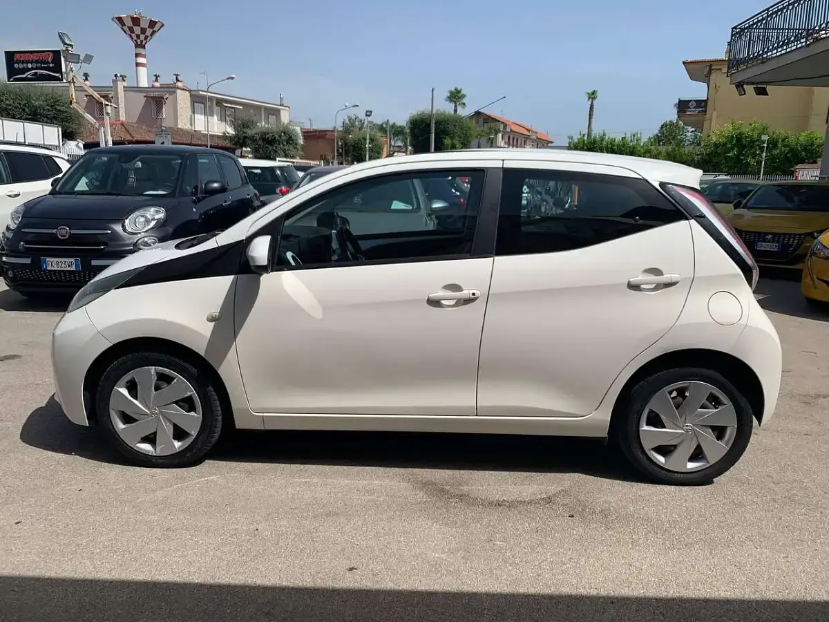 Usata Toyota Aygo X-cite 69 CV (50 kW) 2015 Bianco Utilitaria