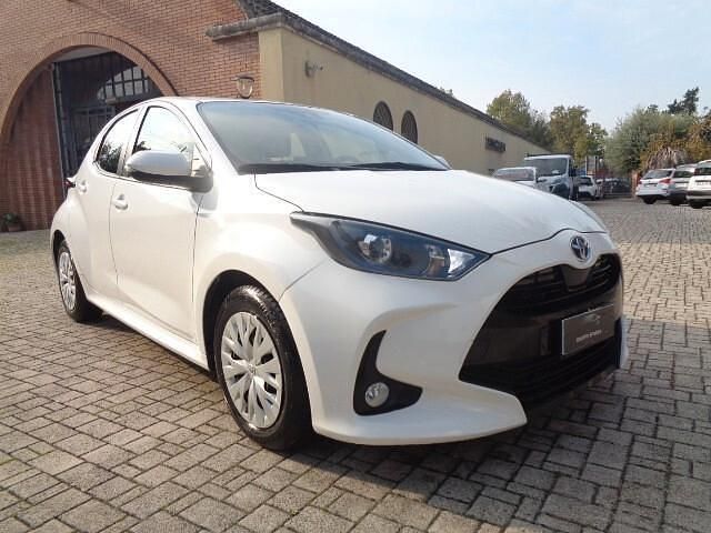 Usata Toyota Yaris Hybrid Active 92 CV (67 kW) 2023 Bianco Berlina