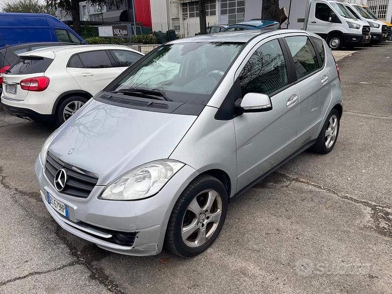 Grigio Usata 2011 Mercedes A180 Avantgarde Tre volumi | 1200 € (Super prezzo) - Immagine 1/4
