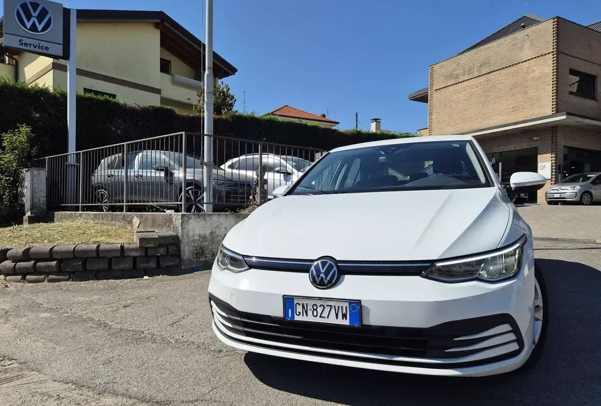 Usata VW Golf VIII Life 116 CV (85 kW) 2023 Bianco Berlina