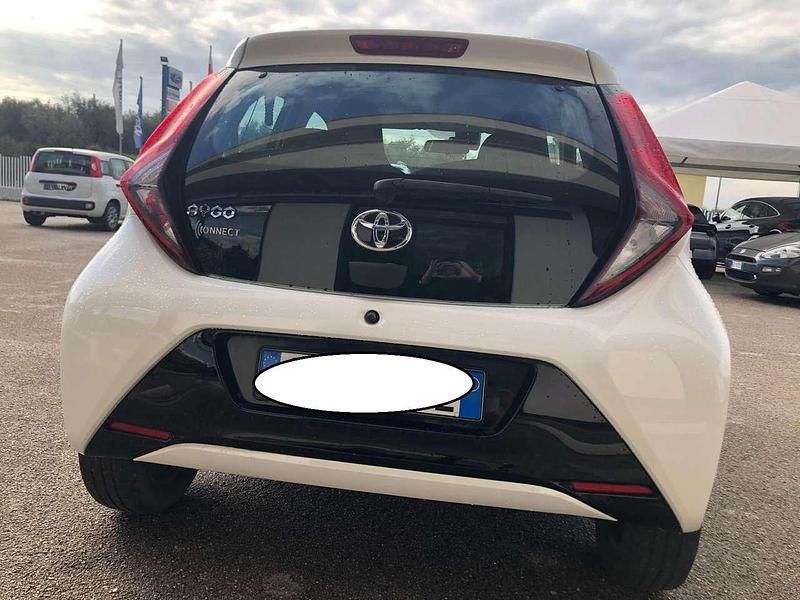 Usata Toyota Aygo Connect Style 72 CV (52 kW) 2020 Bianco Utilitaria