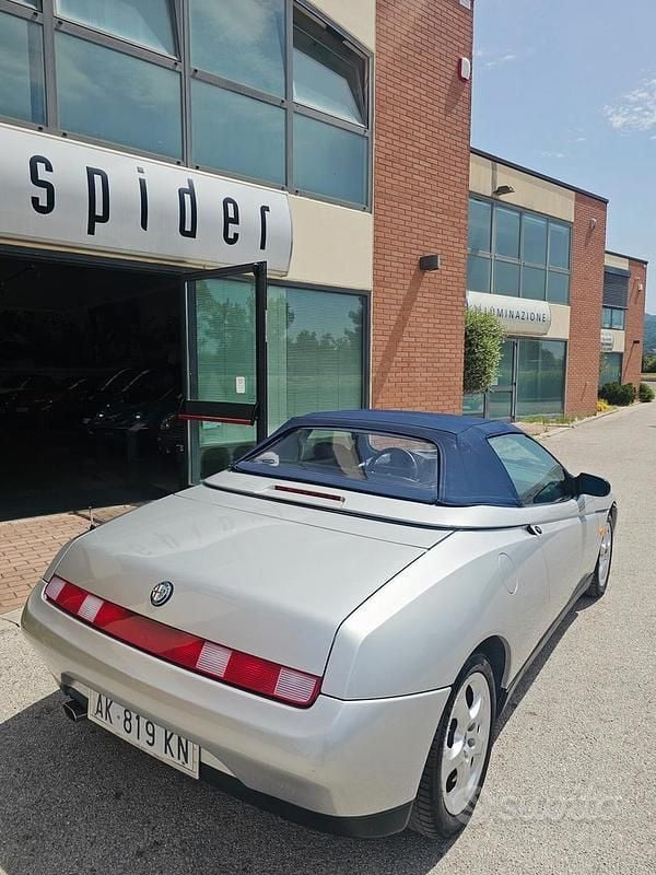 Grigio Usata 1998 Alfa Romeo Spider Cabrio | 9900 € (Ottimo prezzo) - Immagine 1/4