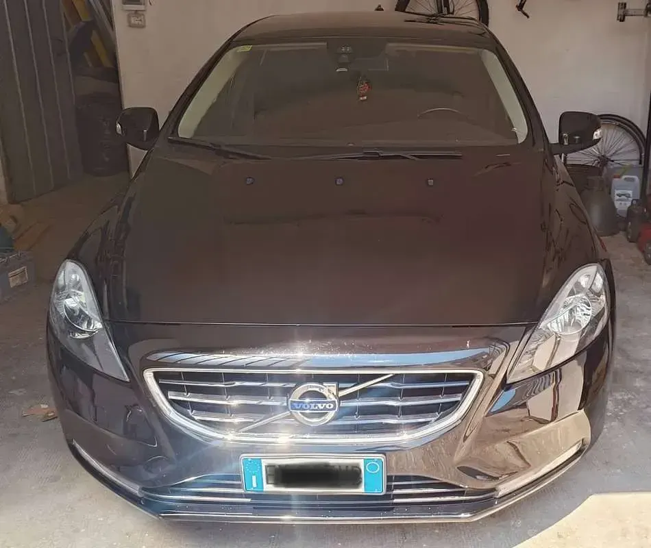 Usata Volvo V40 Momentum 114 CV (83 kW) 2014 Nero Berlina
