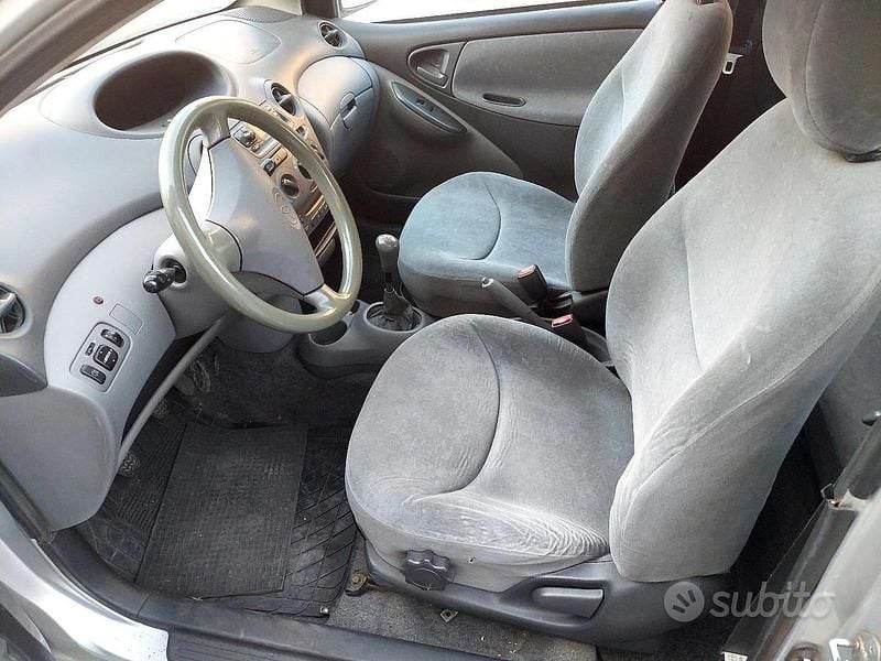 Usata Toyota Yaris 68 CV (50 kW) 2000 Grigio Utilitaria