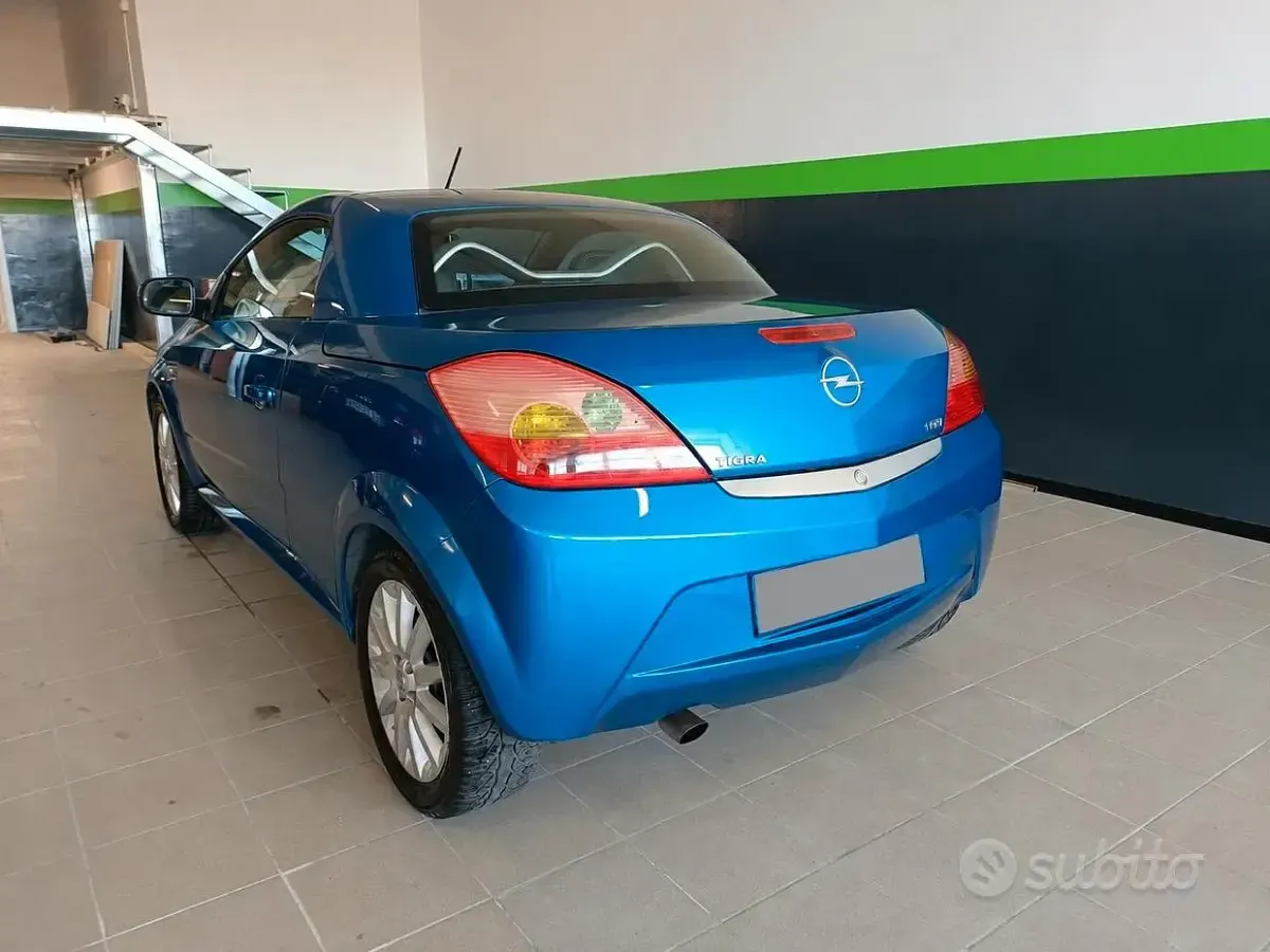 Usata Opel Tigra Edition 69 CV (50 kW) 2005 Cabrio