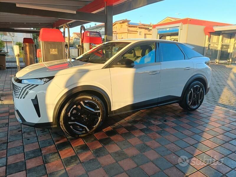 Usata Peugeot e-3008 154 kW (210 CV) 2024 Bianco SUV