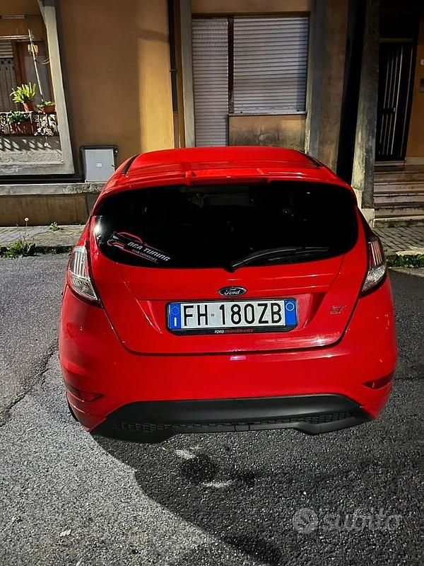 Usata Ford Fiesta ST-Line 75 CV (55 kW) 2017 Rosso Utilitaria