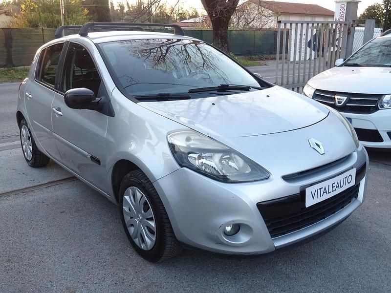Usata Renault Clio II Dynamique 75 CV (55 kW) 2010 Argento Berlina