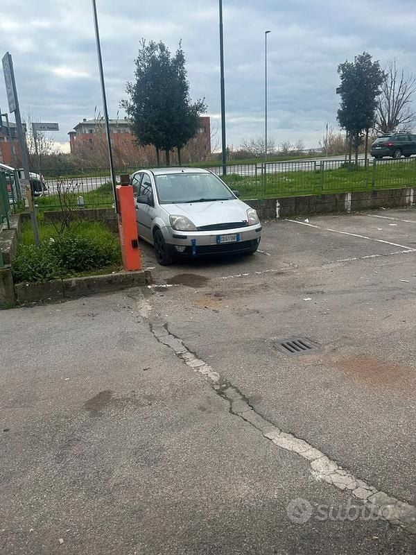 Usata Ford Fiesta 68 CV (50 kW) 2003 Grigio Utilitaria
