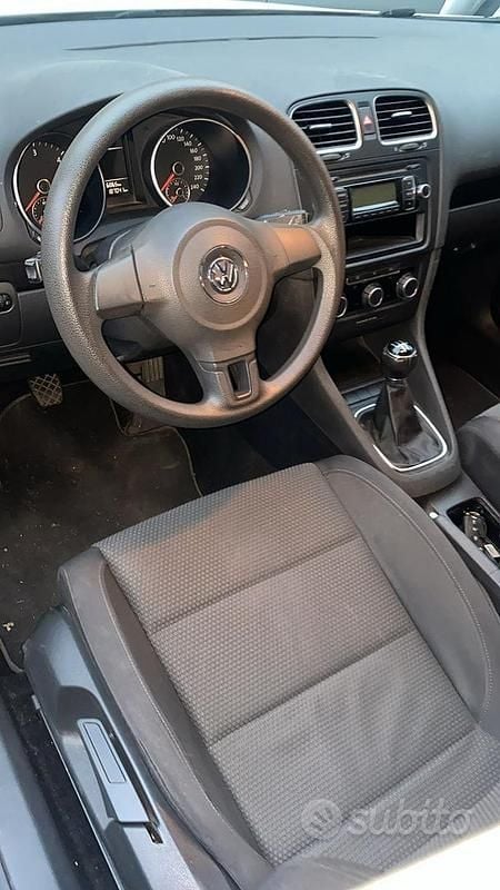 Bianco Usata 2010 VW Golf VI Tre volumi | 5500 € (Buon prezzo) - Immagine 1/4
