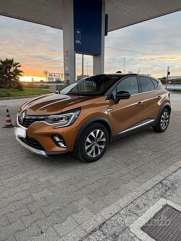 Arancione Usata 2021 Renault Captur Intens SUV | 15.700 € (Buon prezzo) - Immagine 1/4