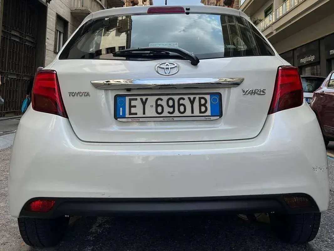 Usata Toyota Yaris Lounge 69 CV (50 kW) 2015 Bianco Utilitaria