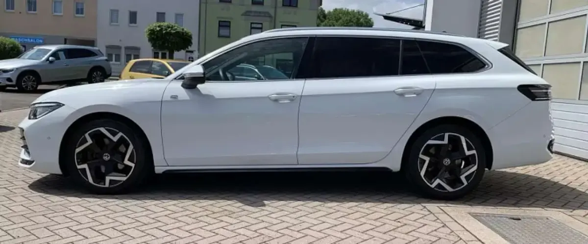 Usata VW Passat R-line 150 CV (110 kW) 2025 Bianco Station wagon