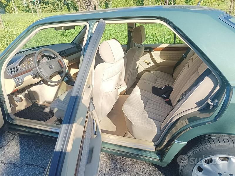 Usata Mercedes E200 122 CV (89 kW) 1990 Verde Berlina