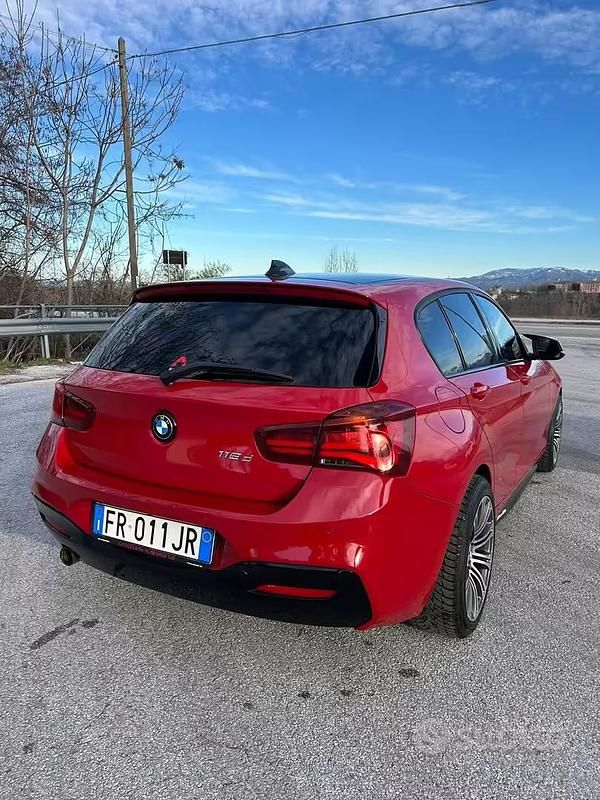 Begagnad BMW 118 Efficient Dynamics 190 HK (139 kW) 2018 Röd Halvkombi