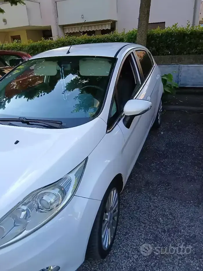 Usata Ford Fiesta 97 CV (71 kW) 2009 Bianco Berlina