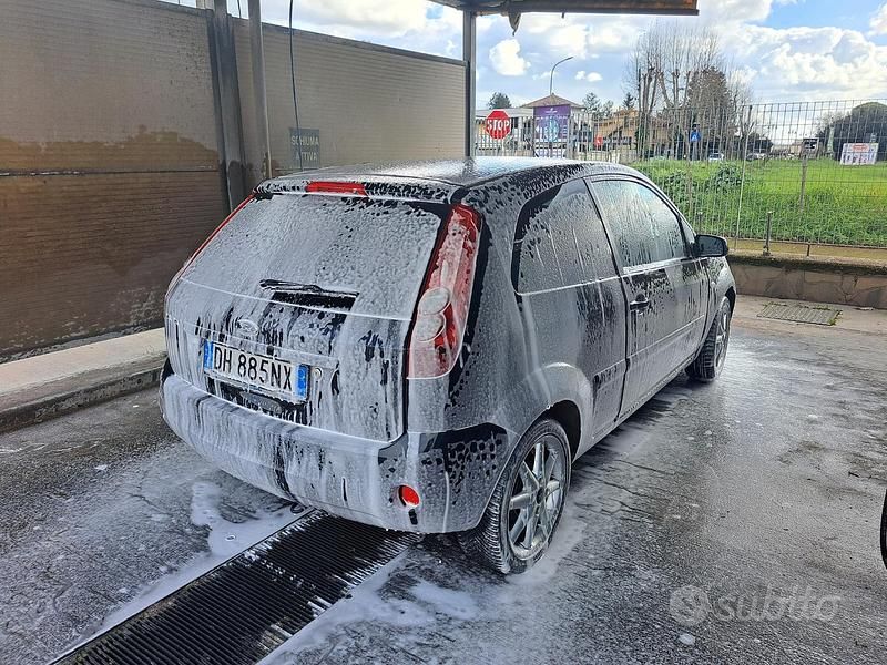 Usata Ford Fiesta 80 CV (58 kW) 2007 Nero Utilitaria