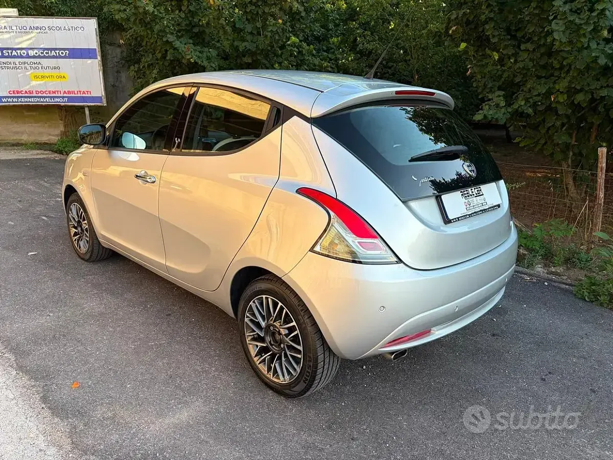 Usata Lancia Ypsilon Gold 69 CV (50 kW) 2016 Grigio Utilitaria