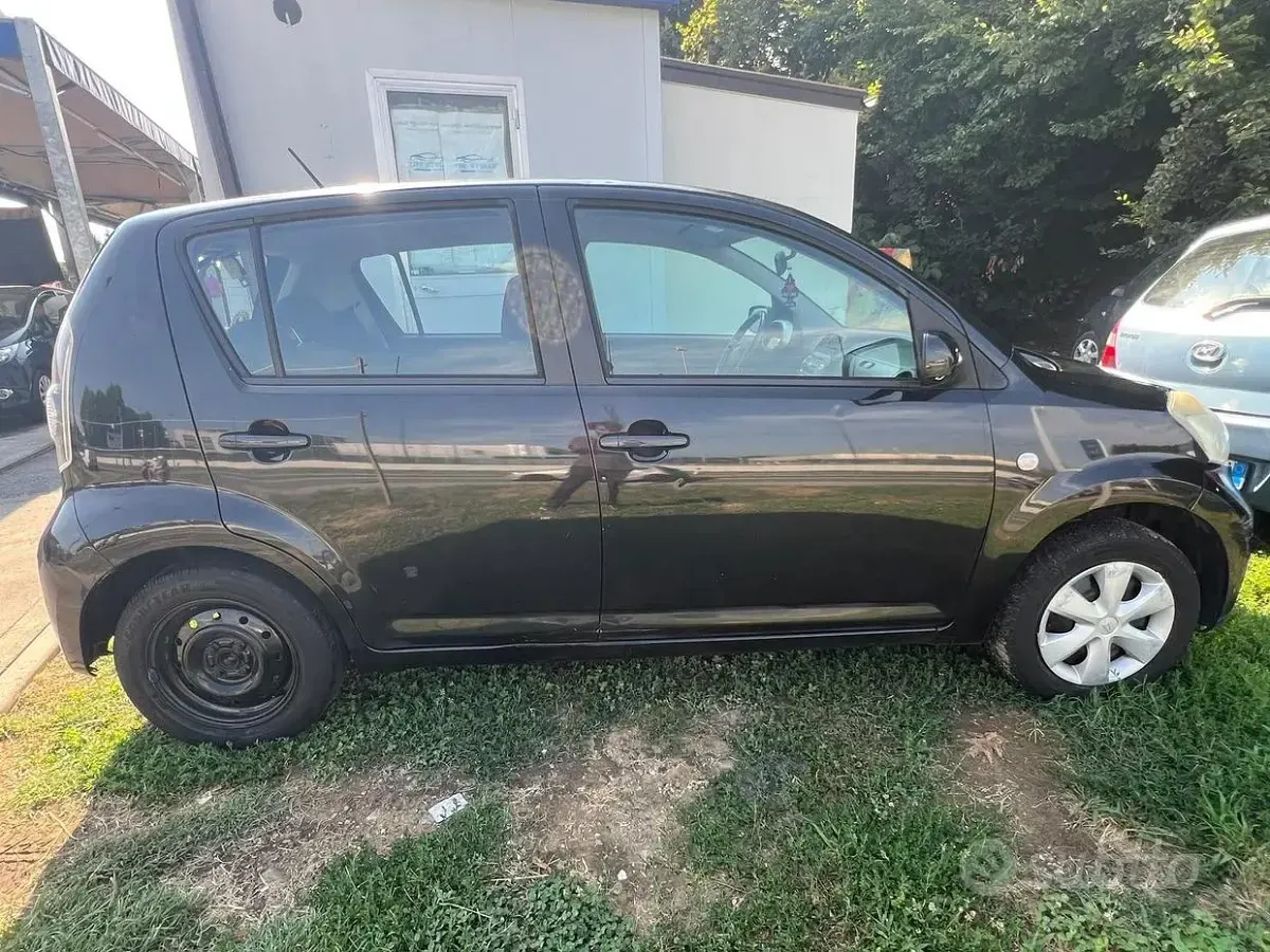 Usata Daihatsu Sirion 69 CV (50 kW) 2010 Nero Utilitaria