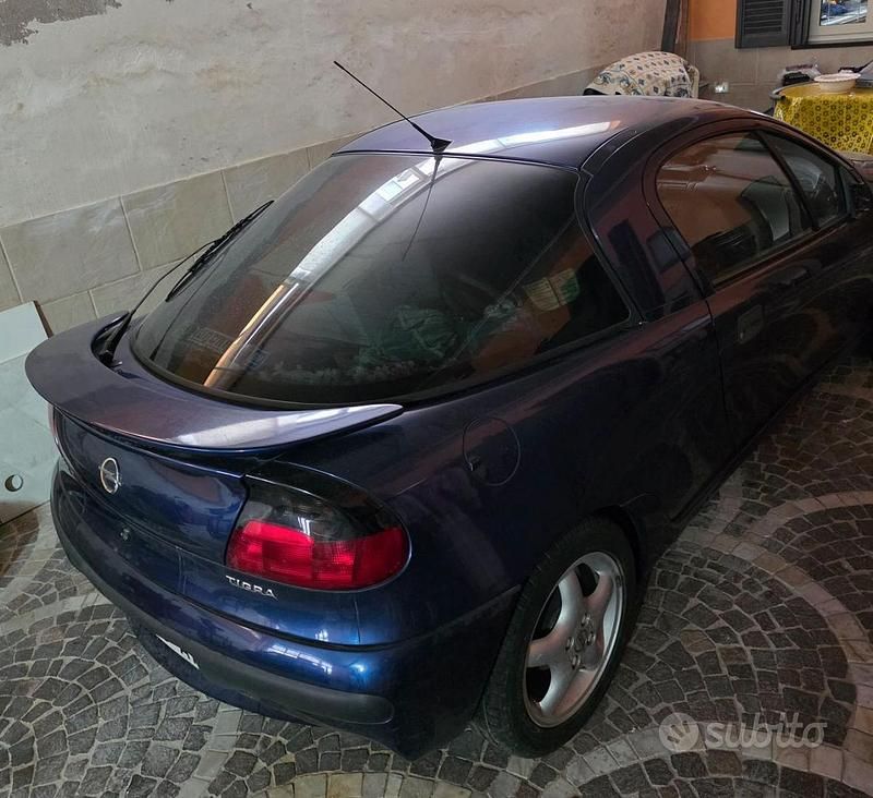 Usata Opel Tigra 90 CV (66 kW) 1994 Blu Coupé