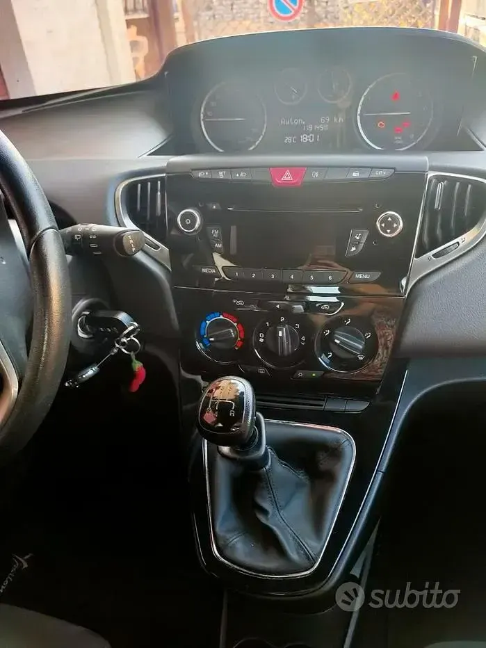 Usata Lancia Ypsilon Gold 60 CV (44 kW) 2015 Grigio Utilitaria