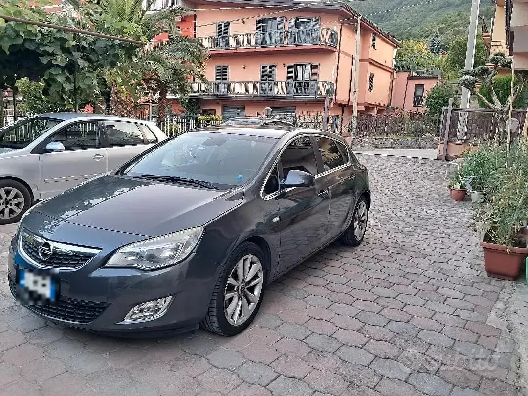 Usata Opel Astra 125 CV (91 kW) 2011 Grigio Berlina