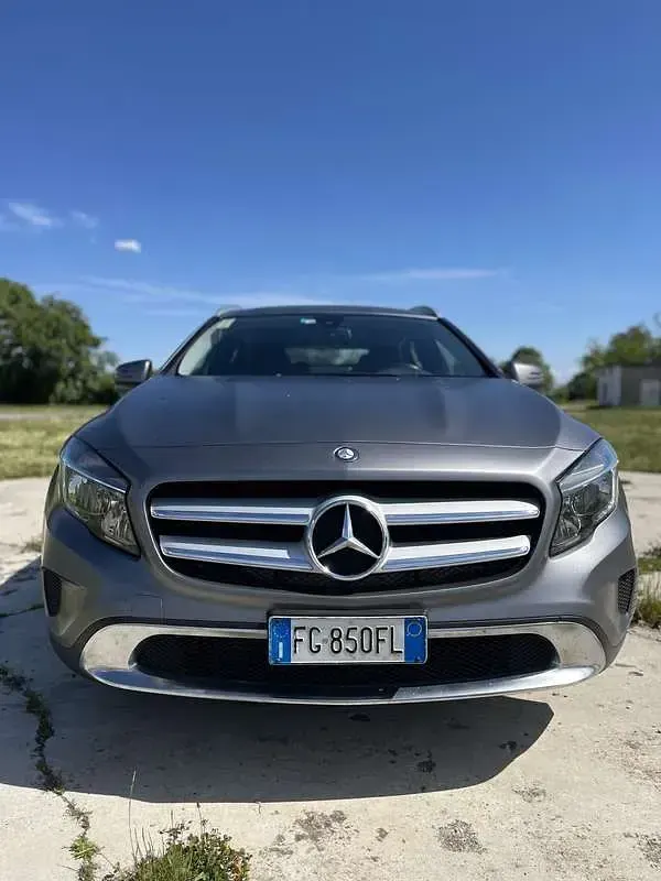 Usata Mercedes GLA200 Business 136 CV (100 kW) 2016 Grigio SUV