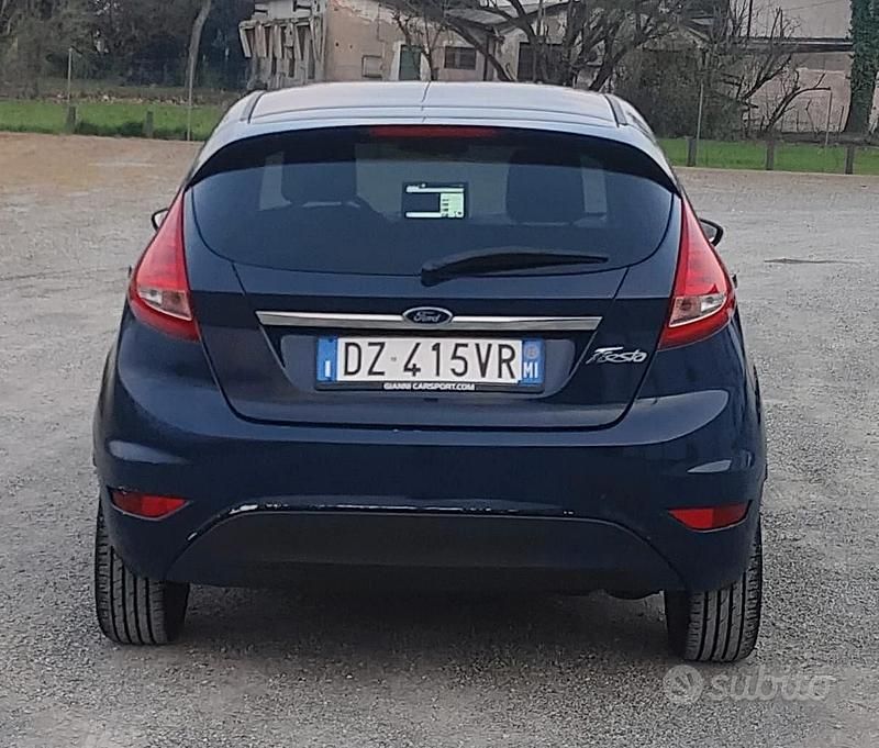 Usata Ford Fiesta Titanium 96 CV (70 kW) 2010 Blu Utilitaria