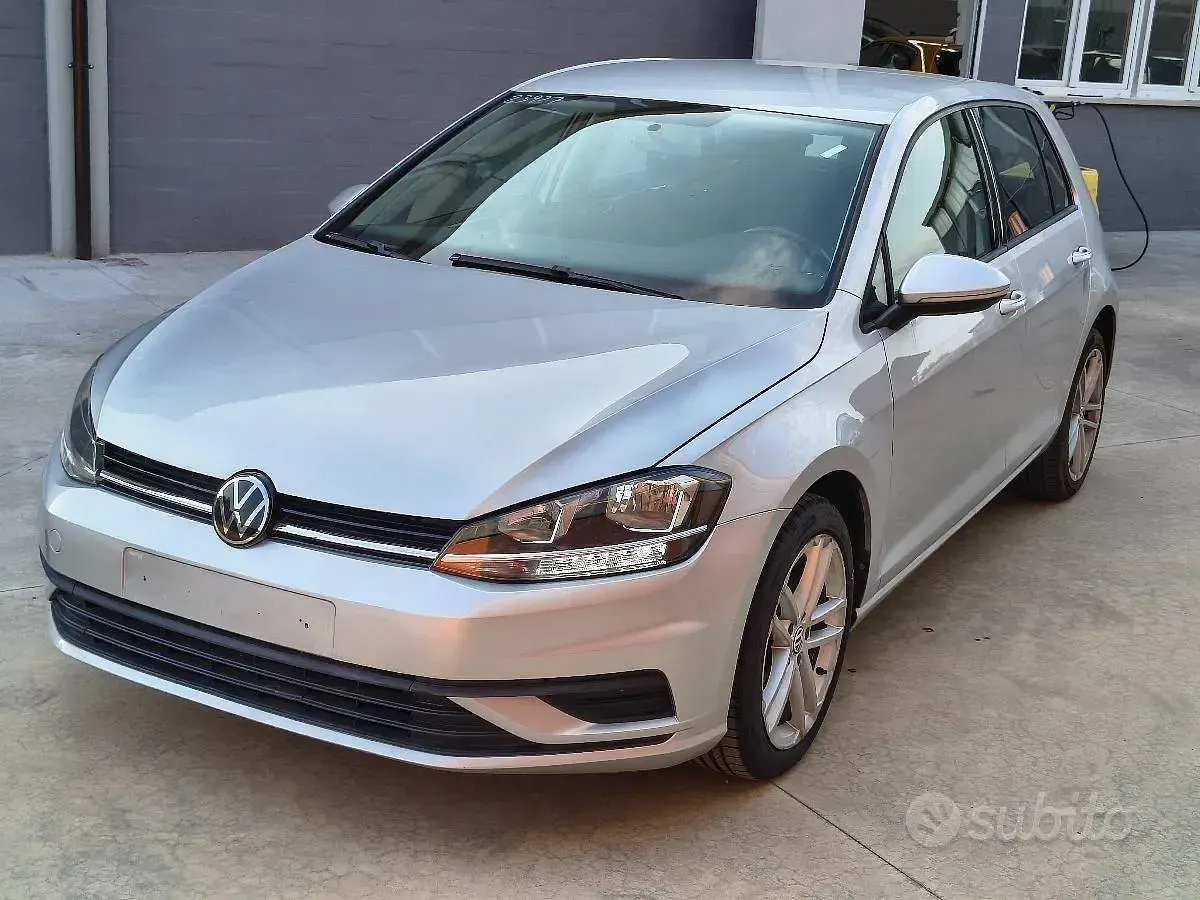 Usata VW Golf VII Trendline 116 CV (85 kW) 2018 Argento Berlina