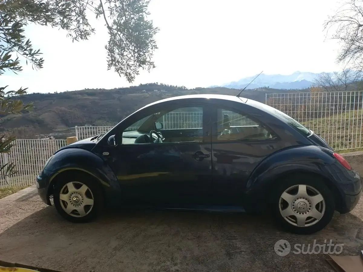 Usata VW New Beetle 90 CV (66 kW) 2000 Blu Utilitaria